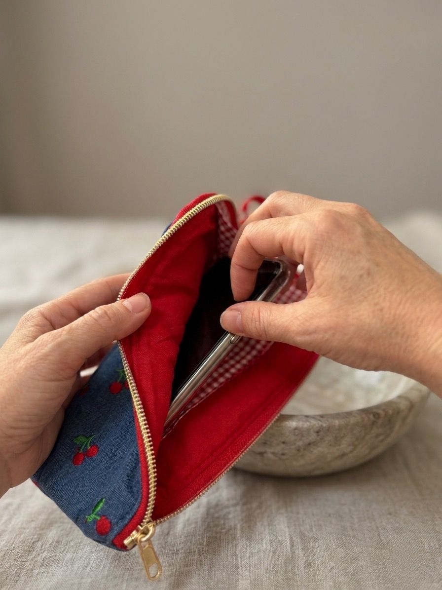 Funda Denim "Cherry" para Móvil Protección y Estilo