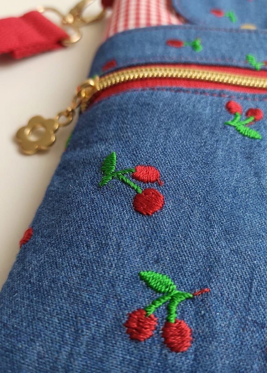 Bolso Bandolera para Móvil Denim "Cherry" / Estilo y Comodidad