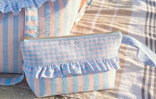Neceser de Playa Artesanal con Volantes - Rayas Celeste y Rosa