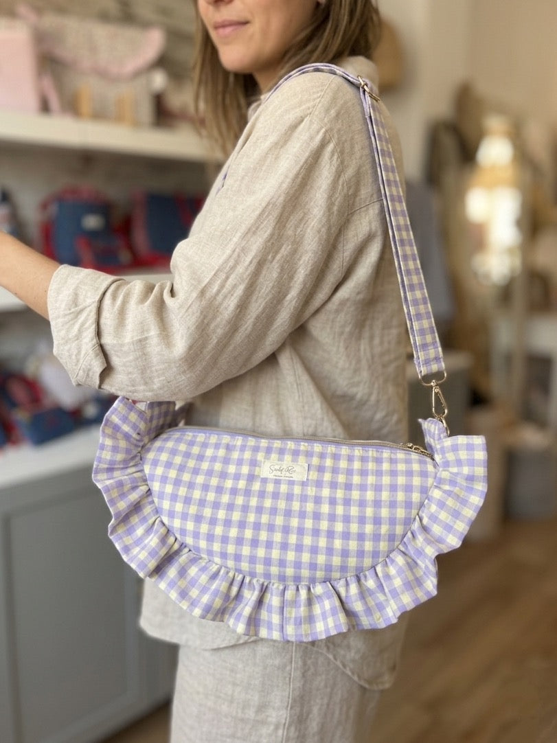 Detalle de bolso artesanal de tela vichy lila con asa ancha regulable
