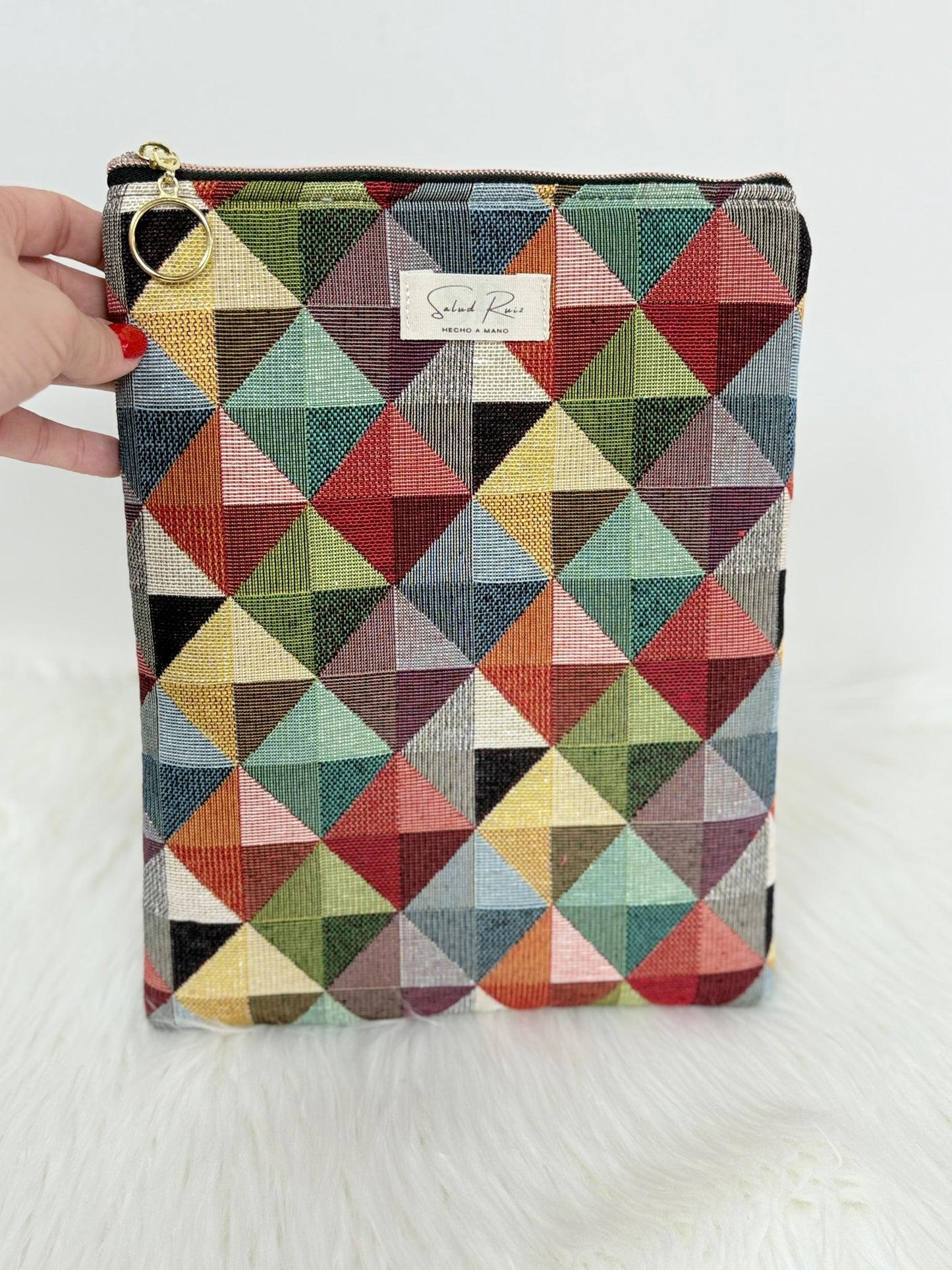 Funda de tela artesanal con estampado geométrico de triángulos de colores para libros y tablets por Salud Ruiz Hecho a Mano.