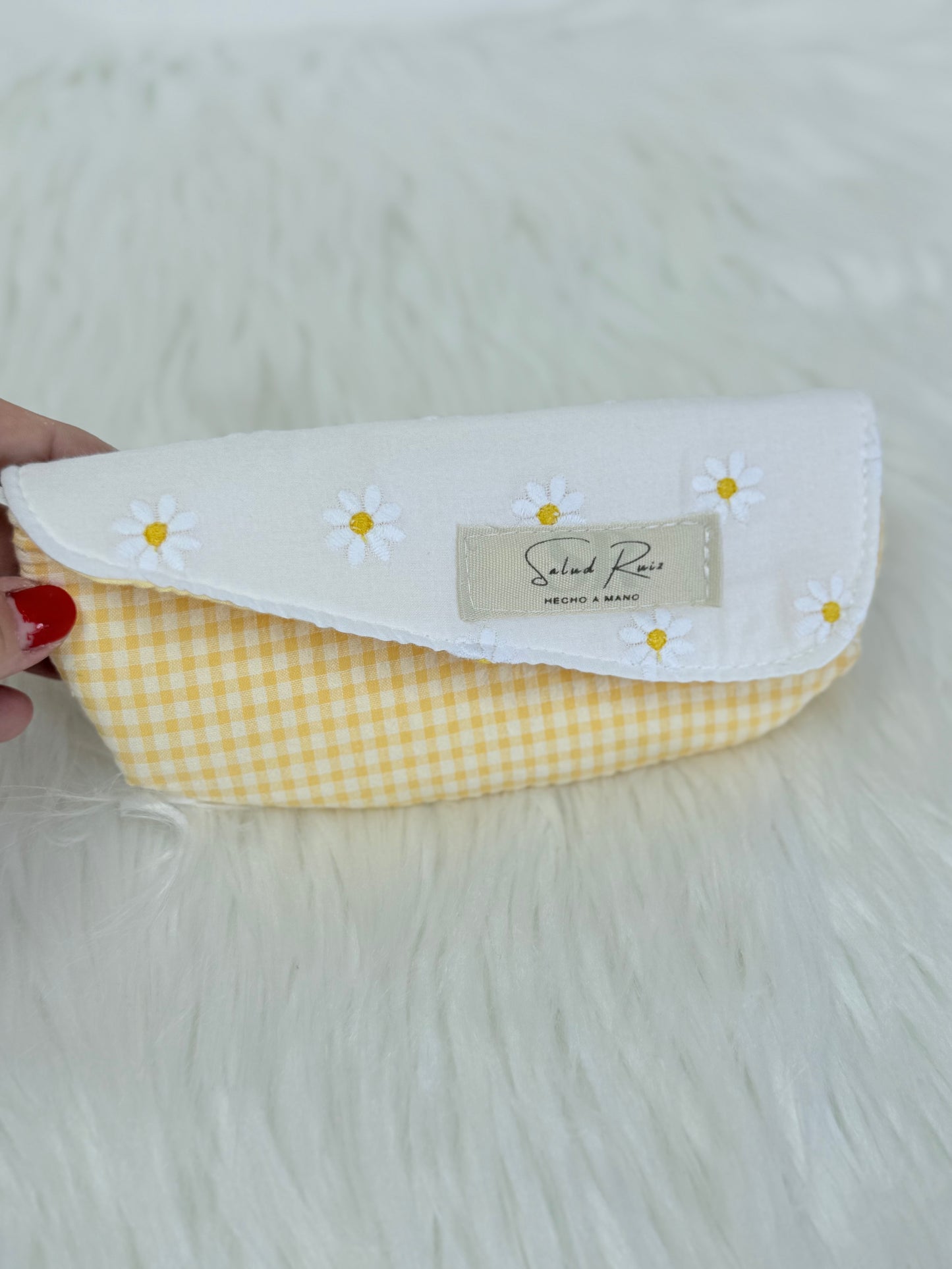 Funda de gafas de tela artesanal acolchada de la colección margarita con solapa redondeada y cuerpo de cuadros de vichy amarillo.
