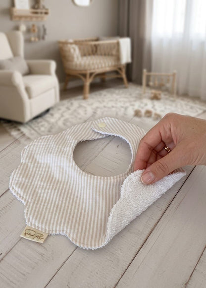 Babero Circular de Algodón Orgánico - Diseño de Rayas Minimalistas