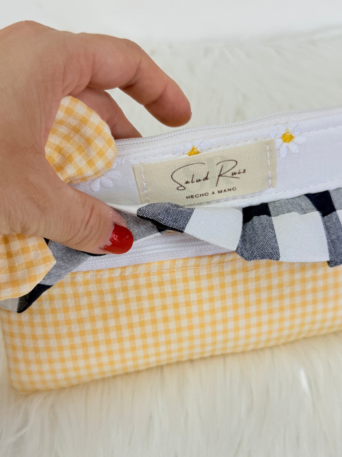 Monedero de Tela Artesanal Margarita – Con Bolsillo Exterior y Volante Vichy