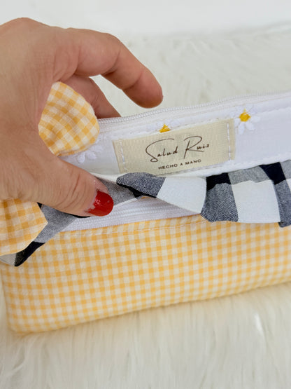 Monedero de Tela Artesanal Margarita – Con Bolsillo Exterior y Volante Vichy
