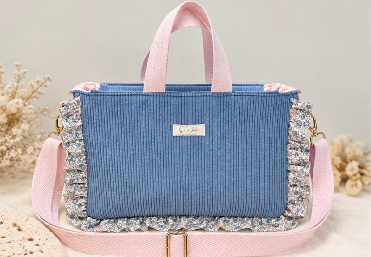 Bolso de pana con volante y bandolera ajustable