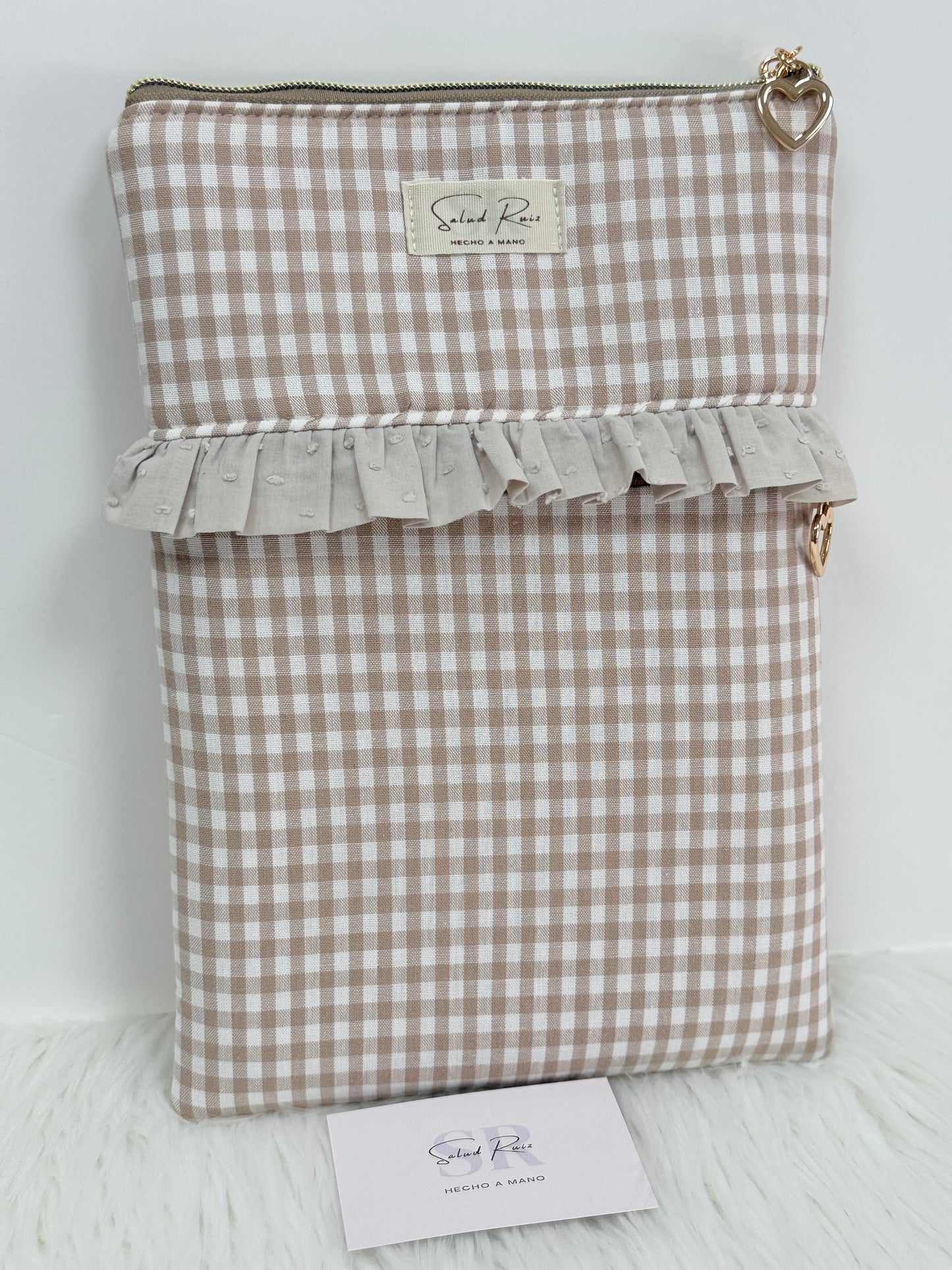 Funda de tela artesanal con cuadro vichy beige y bolsillo delantero con volante para libros gordos y tablets por Salud Ruiz Hecho a Mano.⁠