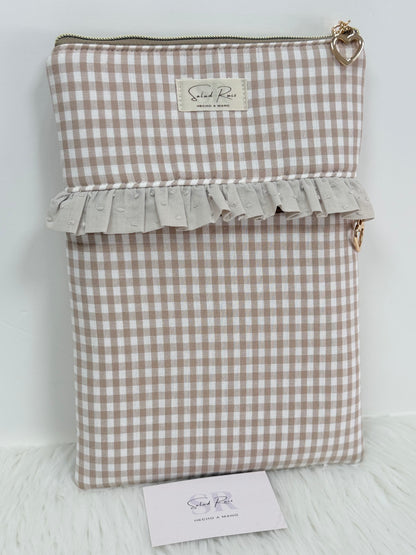 Funda de tela artesanal con cuadro vichy beige y bolsillo delantero con volante para libros gordos y tablets por Salud Ruiz Hecho a Mano.⁠