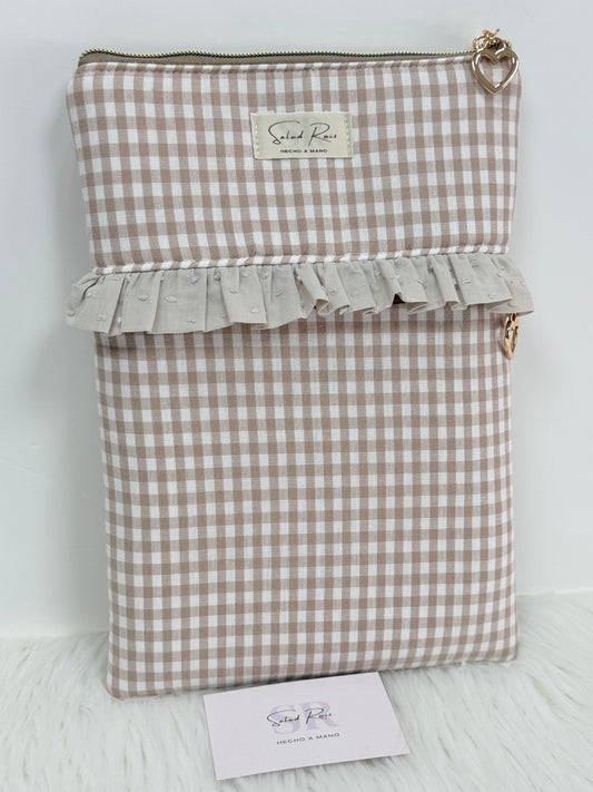 Funda de tela artesanal con cuadro vichy beige y bolsillo delantero con volante para libros gordos y tablets por Salud Ruiz Hecho a Mano.⁠
