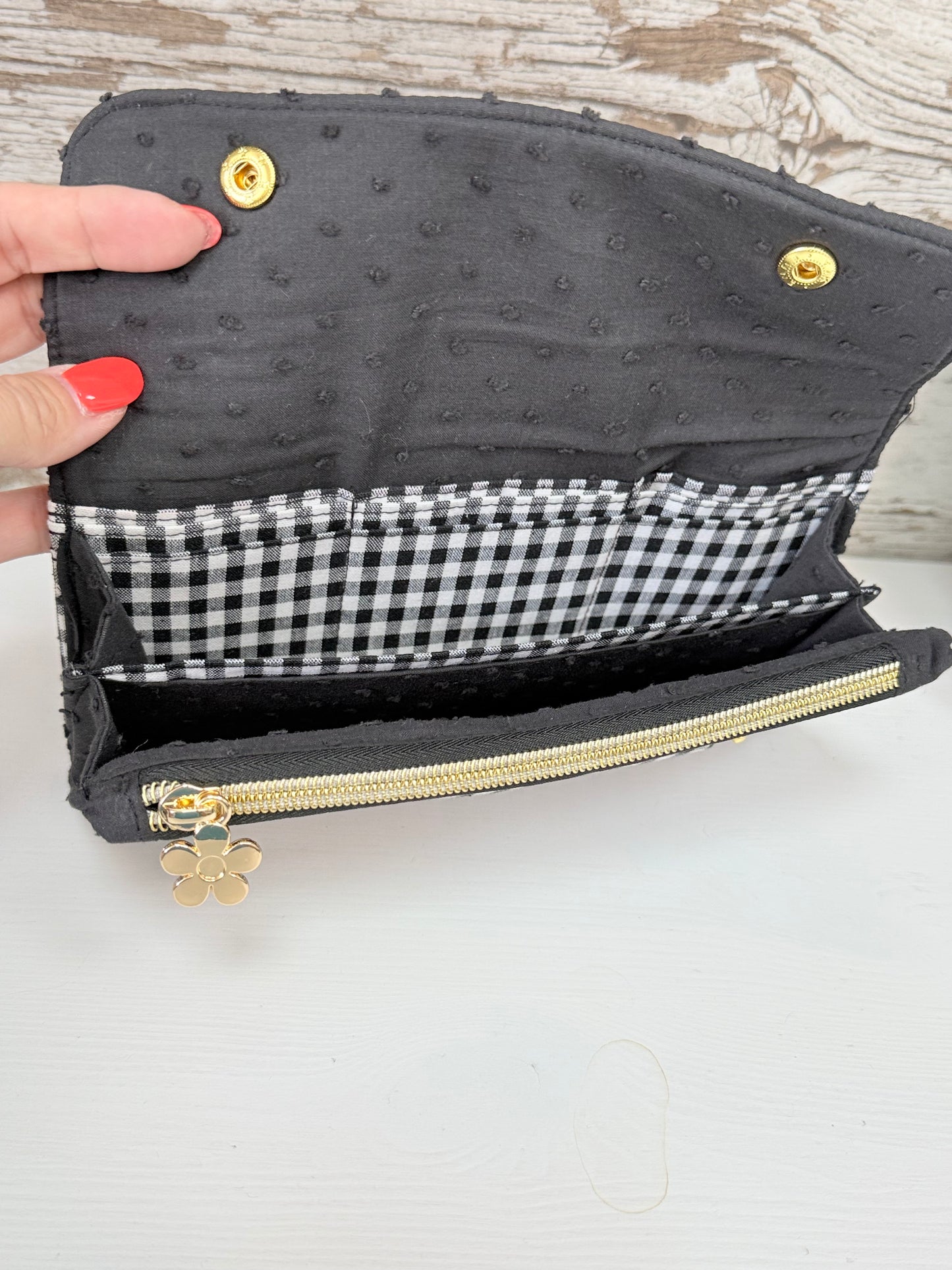 Vista interior de cartera artesanal de fuelle mostrando el móvil y compartimentos para tarjetas⁠