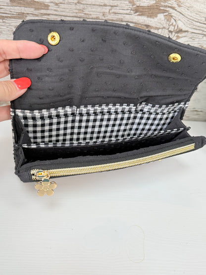 Vista interior de cartera artesanal de fuelle mostrando el móvil y compartimentos para tarjetas⁠