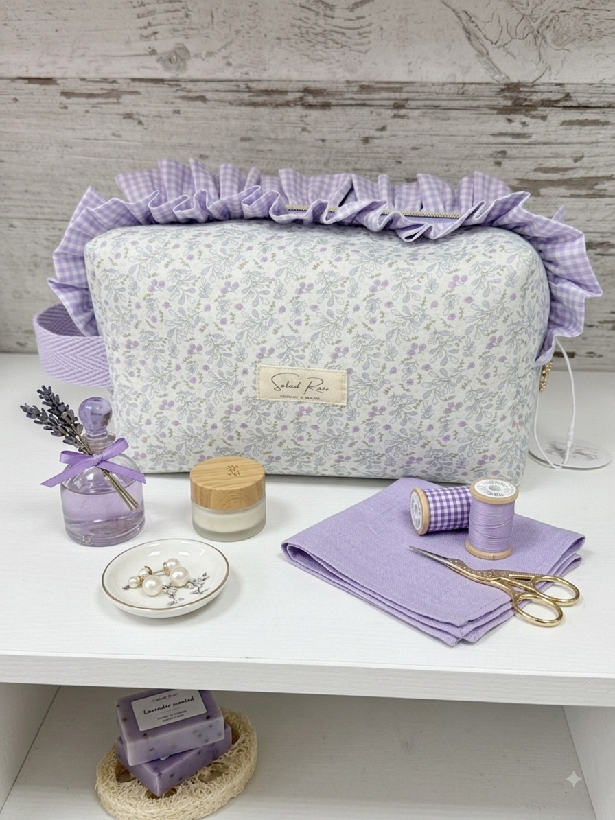     Neceser cuadrado artesanal con volante lila y estampado floral