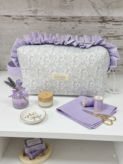     Neceser cuadrado artesanal con volante lila y estampado floral
