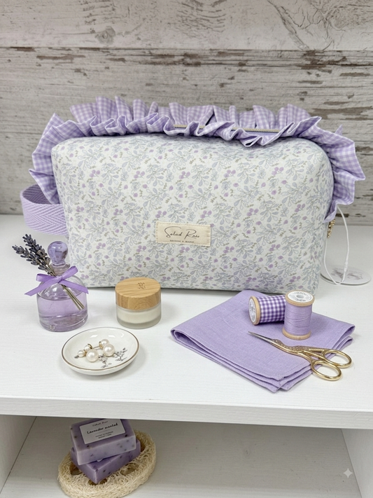     Neceser cuadrado artesanal con volante lila y estampado floral