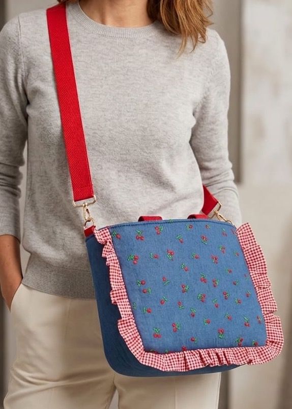 Bolso Bandolera Denim Cherry con Volantes Hecho a Mano