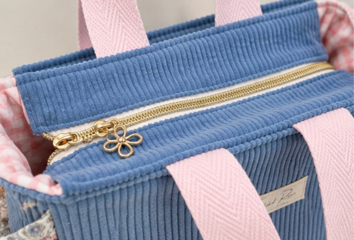 Bolso de pana con volante y bandolera ajustable