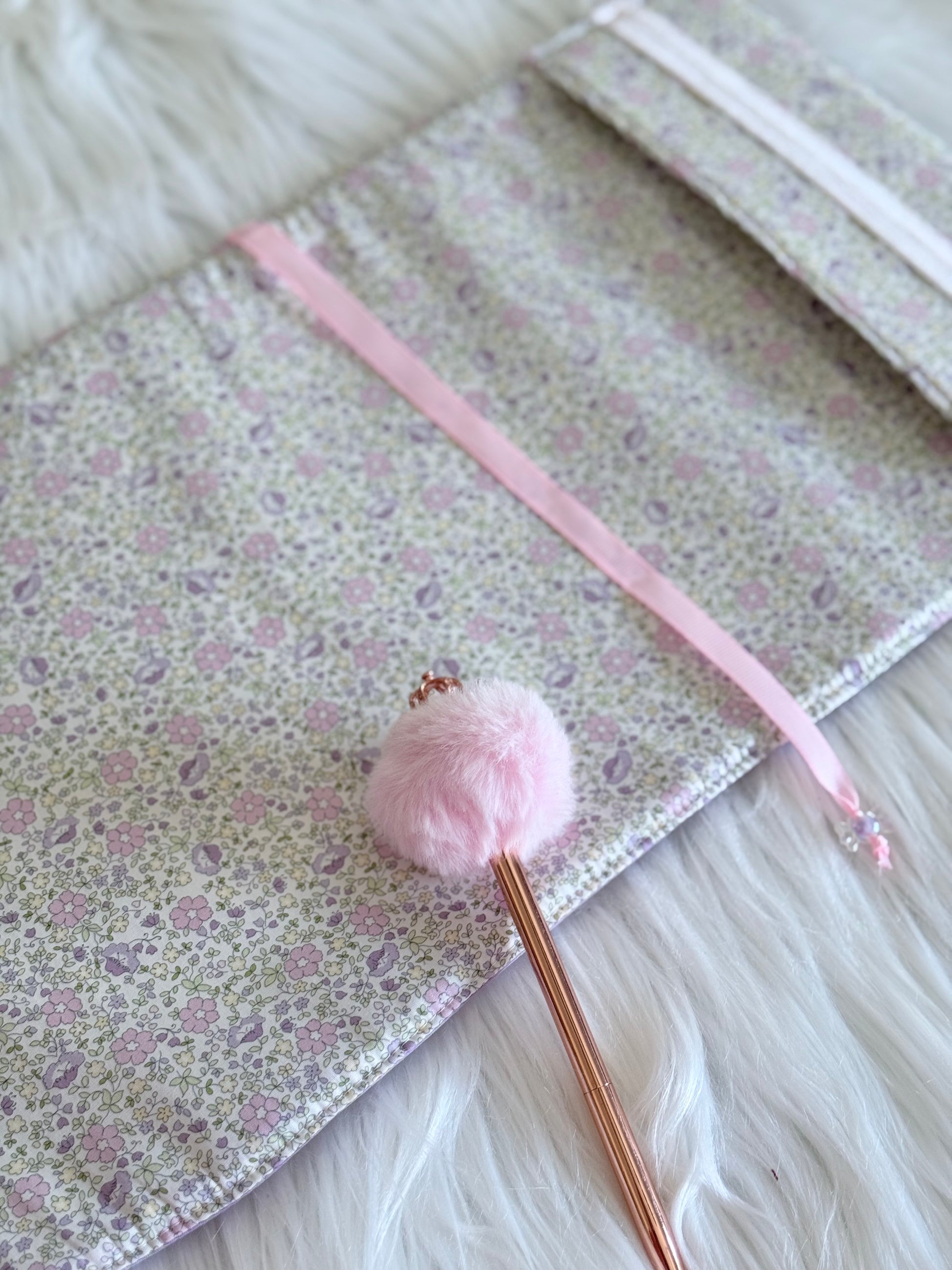 Funda ajustable de tela con estampado de cuadros vichy verde menta adaptada a un libro grueso.⁠