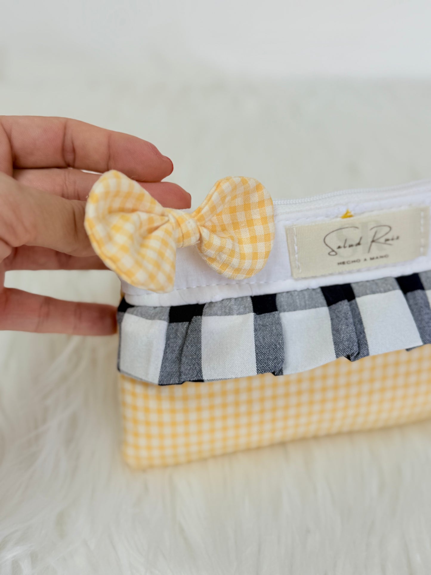Monedero de Tela Artesanal Margarita – Con Bolsillo Exterior y Volante Vichy