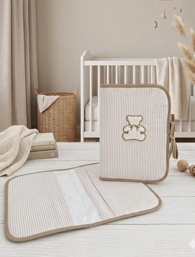 Porta documentos infantil acolchado color beig con bordado de osito 