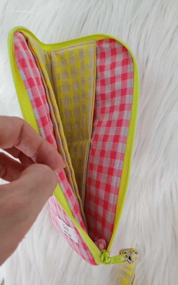 Funda de móvil acolchada con bolsillos interiores