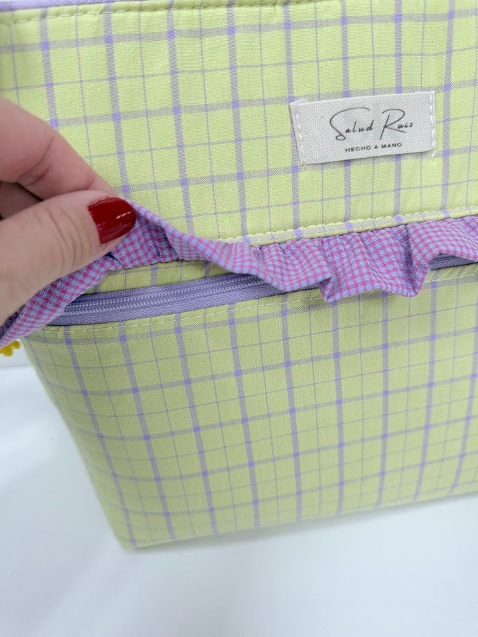 Maxi neceser con volante y bolsillo exterior Hecho a Mano