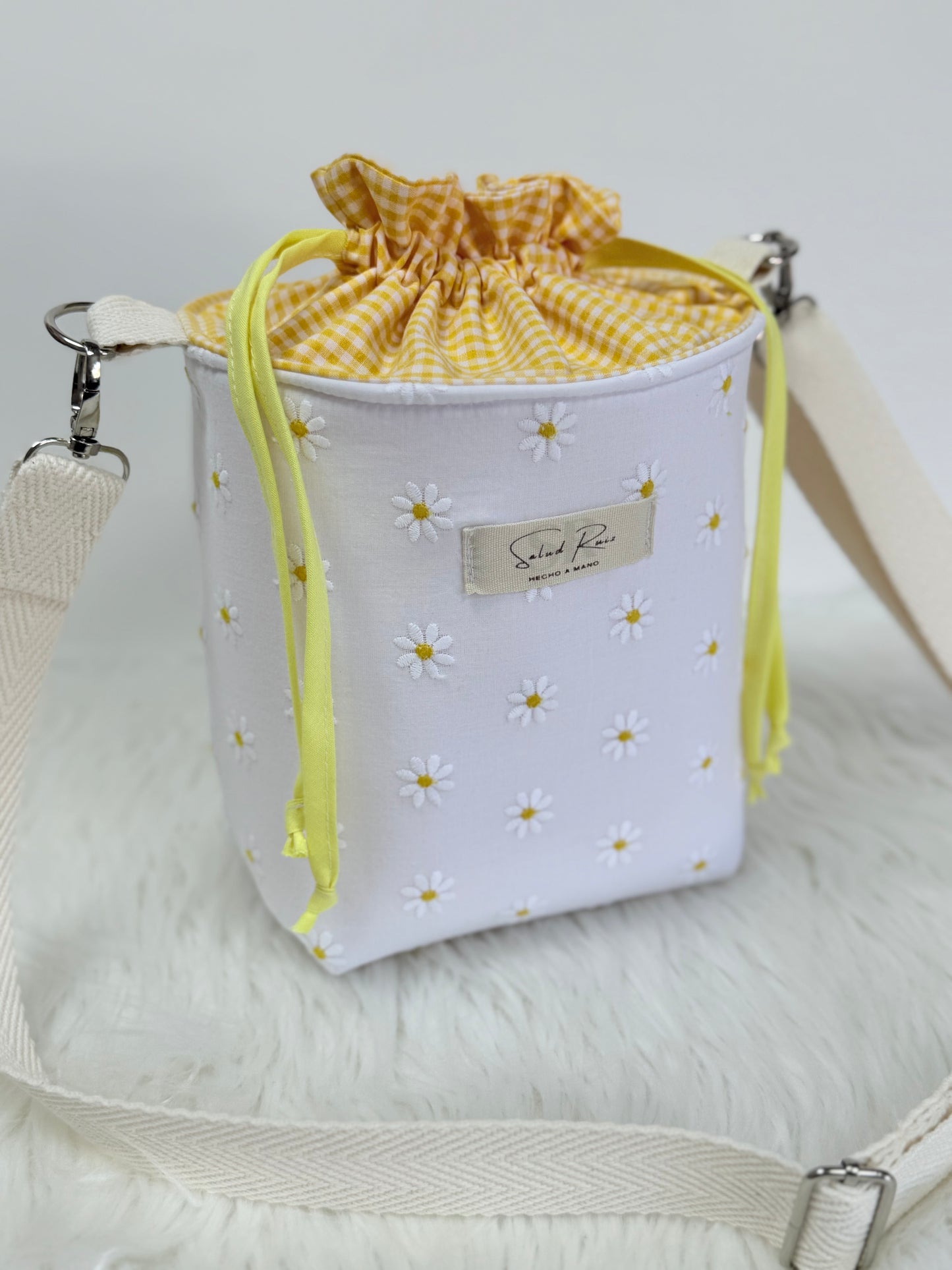 Bolso bombonera artesanal tipo saco de la Colección Margarita con cierre de cordón fruncido en cuadro Vichy amarillo.