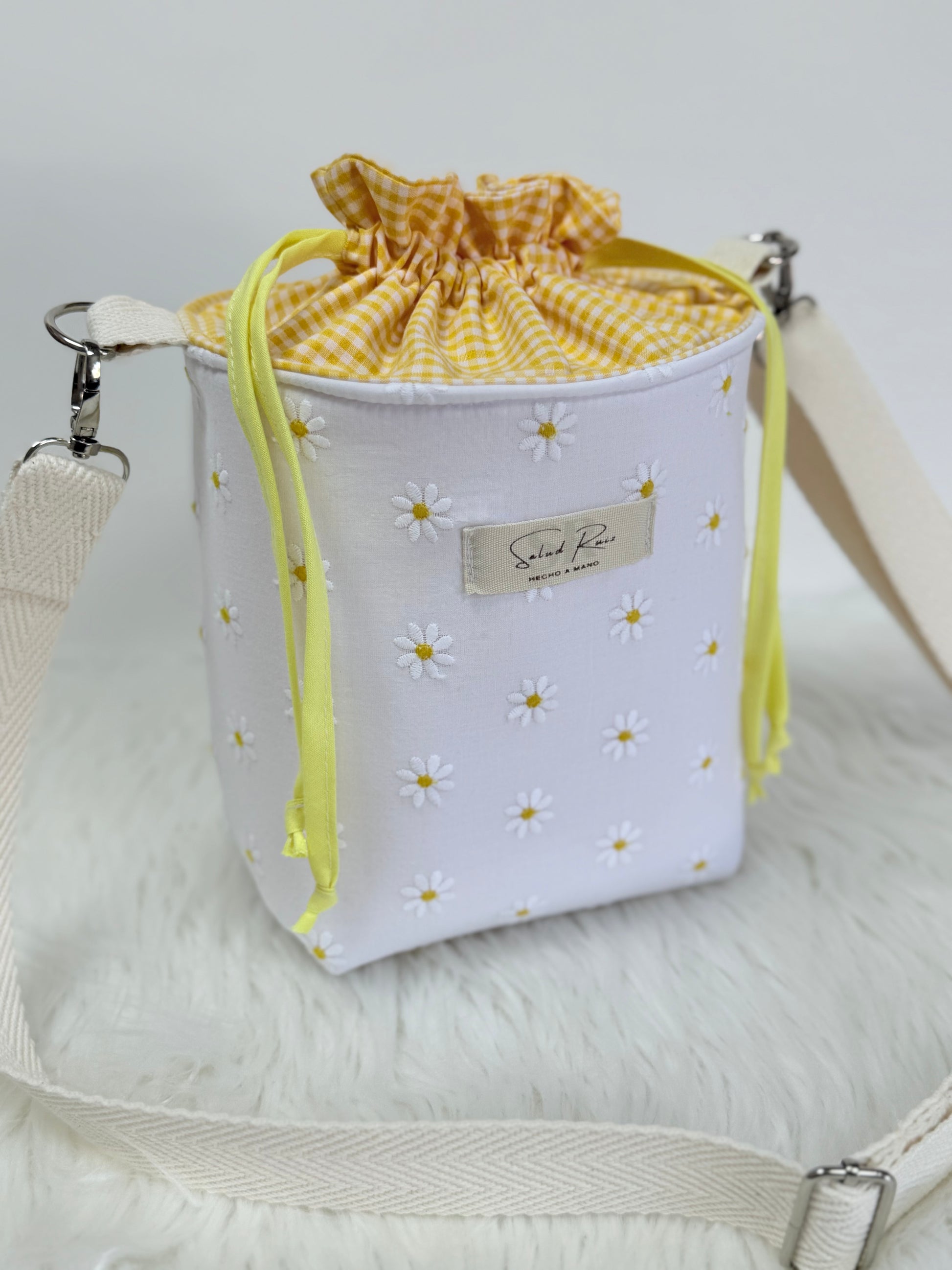 Bolso bombonera artesanal tipo saco de la Colección Margarita con cierre de cordón fruncido en cuadro Vichy amarillo.