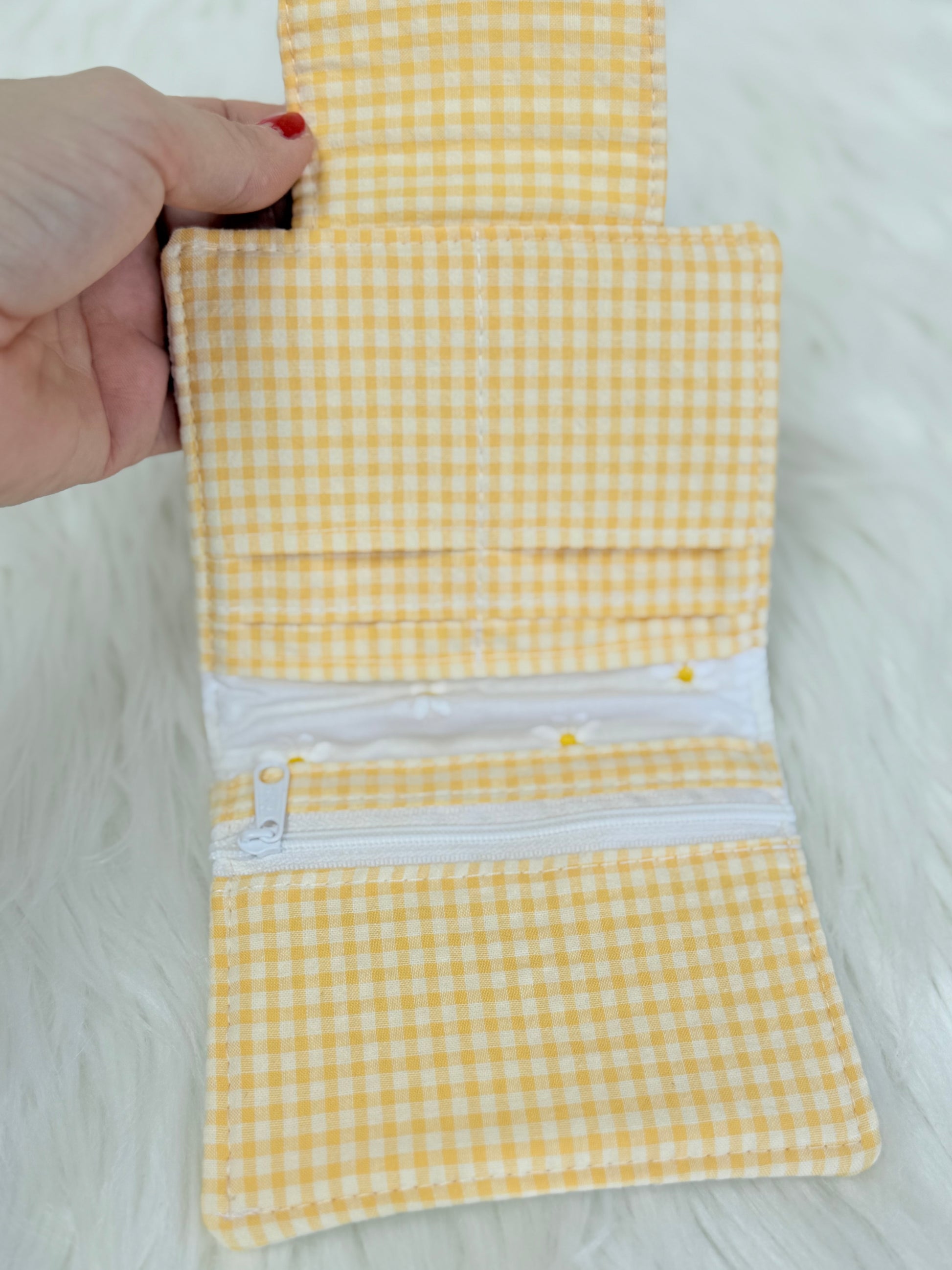 Interior organizado de la cartera tarjetero artesanal en cuadro Vichy amarillo con ranuras para tarjetas, billetero y monedero con cremallera.