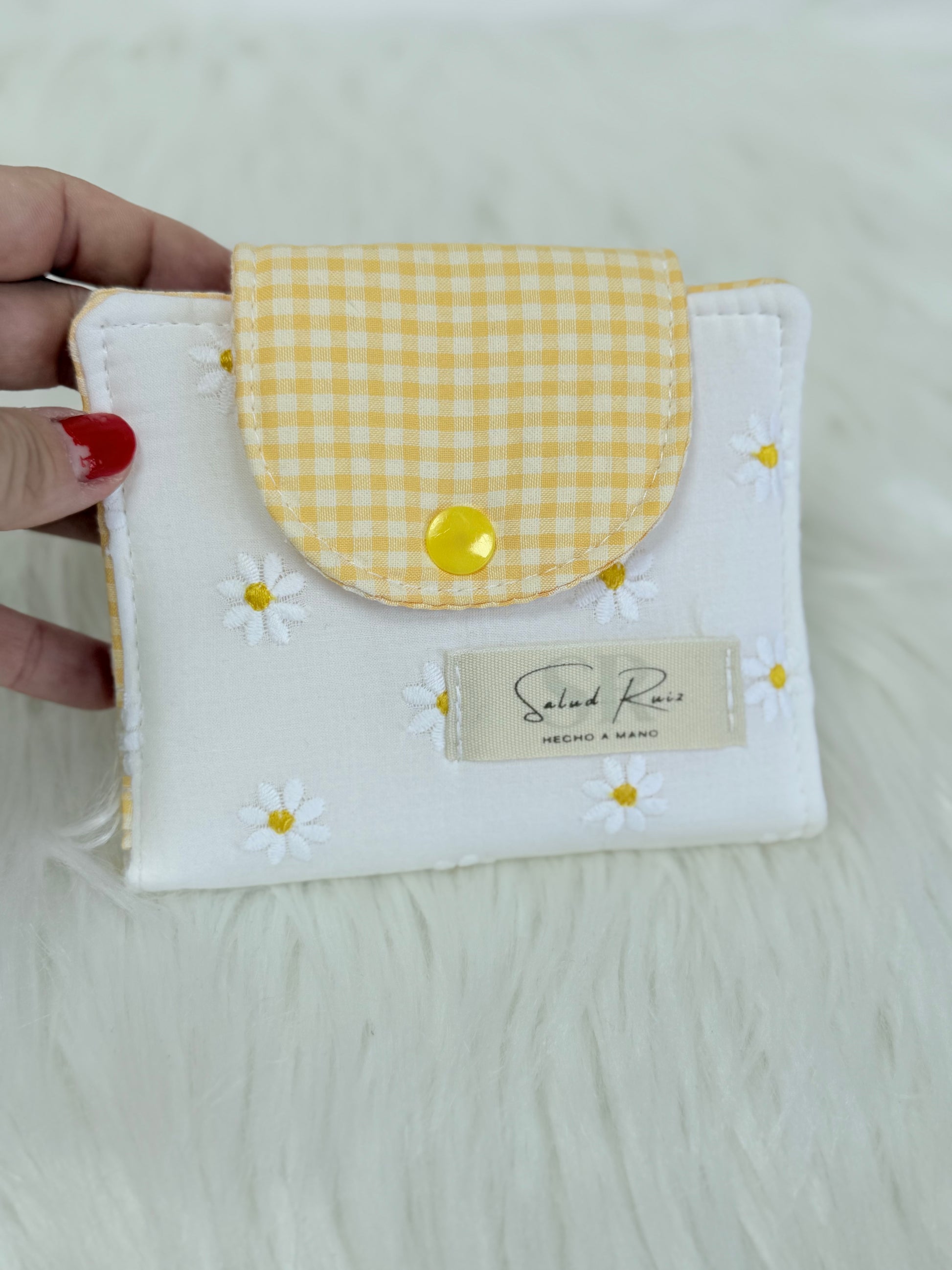 Monedero tarjetero de tela artesanal cerrado de la Colección Margarita con solapa de cuadro Vichy amarillo y botón a presión.