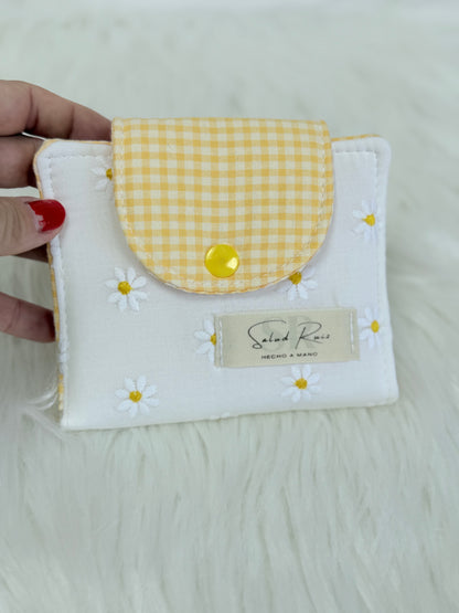 Monedero tarjetero de tela artesanal cerrado de la Colección Margarita con solapa de cuadro Vichy amarillo y botón a presión.