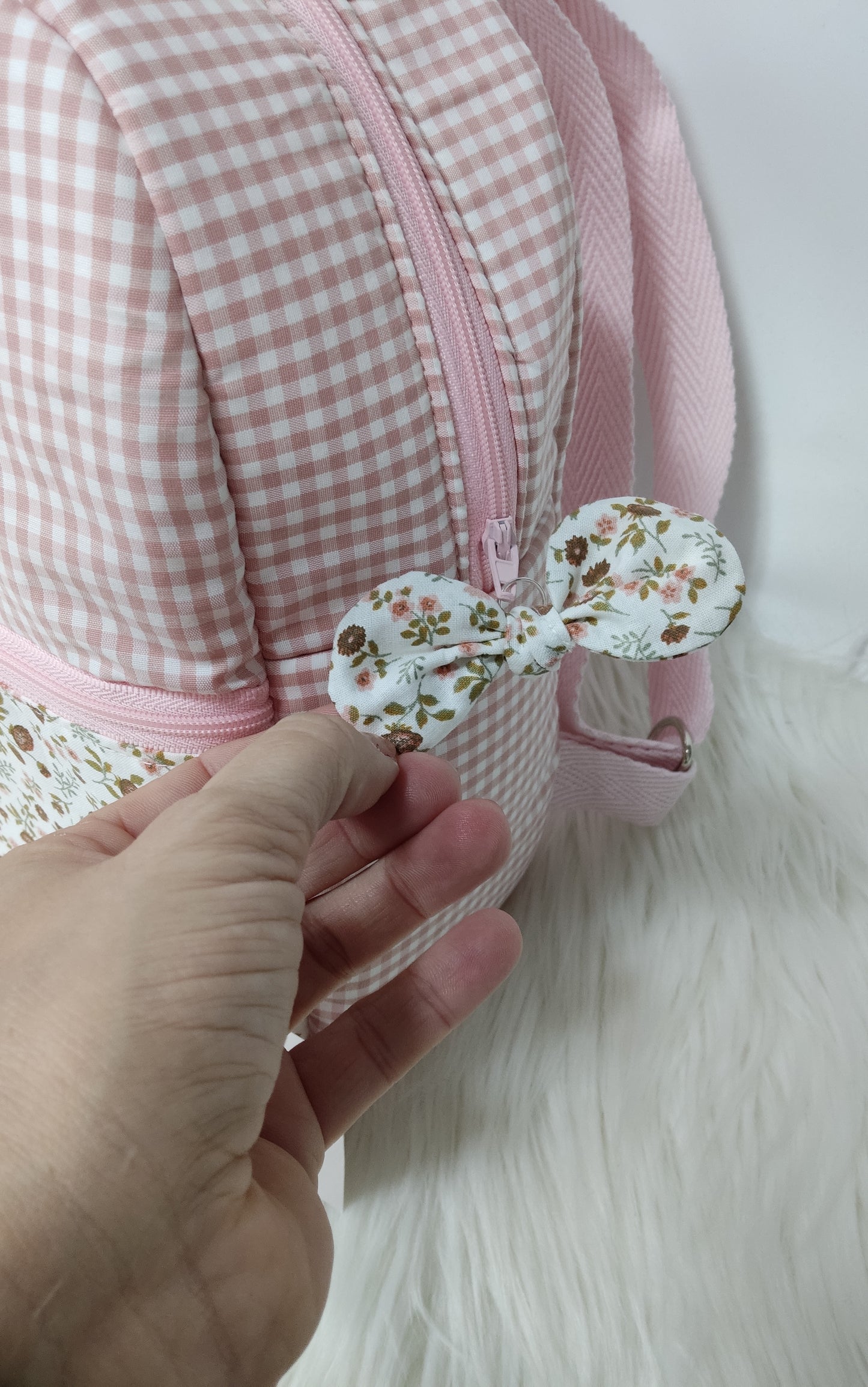 Mochila Guardería Personalizada – Tela Vichy Rosa y Flores