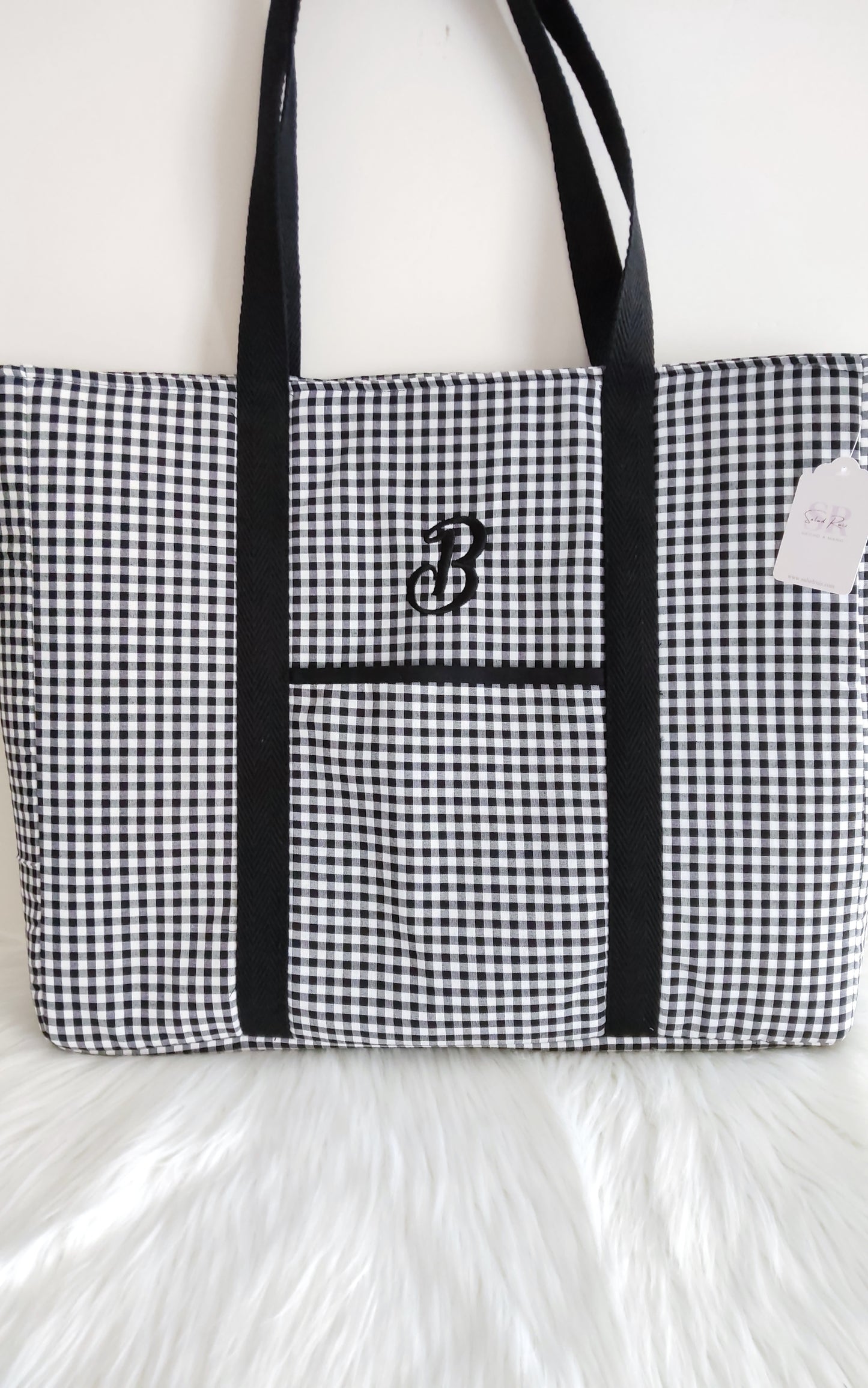 Bolso tote de tela artesanal con estampado de cuadro vichy blanco y negro, asas negras e inicial B bordada de forma personalizada por Salud Ruiz Hecho a Mano.⁠