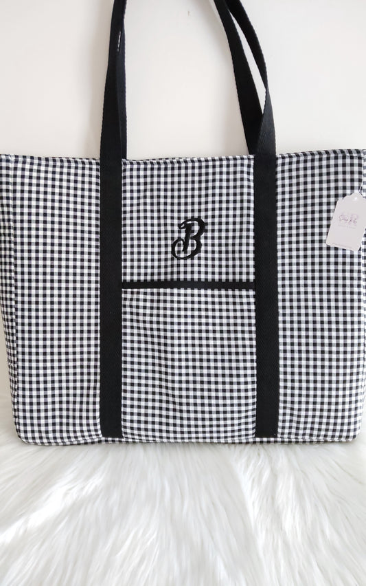Bolso tote de tela artesanal con estampado de cuadro vichy blanco y negro, asas negras e inicial B bordada de forma personalizada por Salud Ruiz Hecho a Mano.⁠