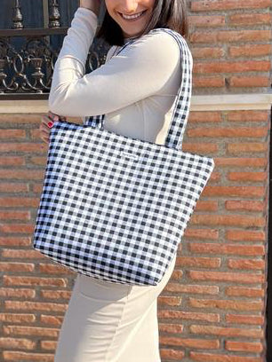 Bolso de hombro en vichy negro y blanco diseñado para mujer.