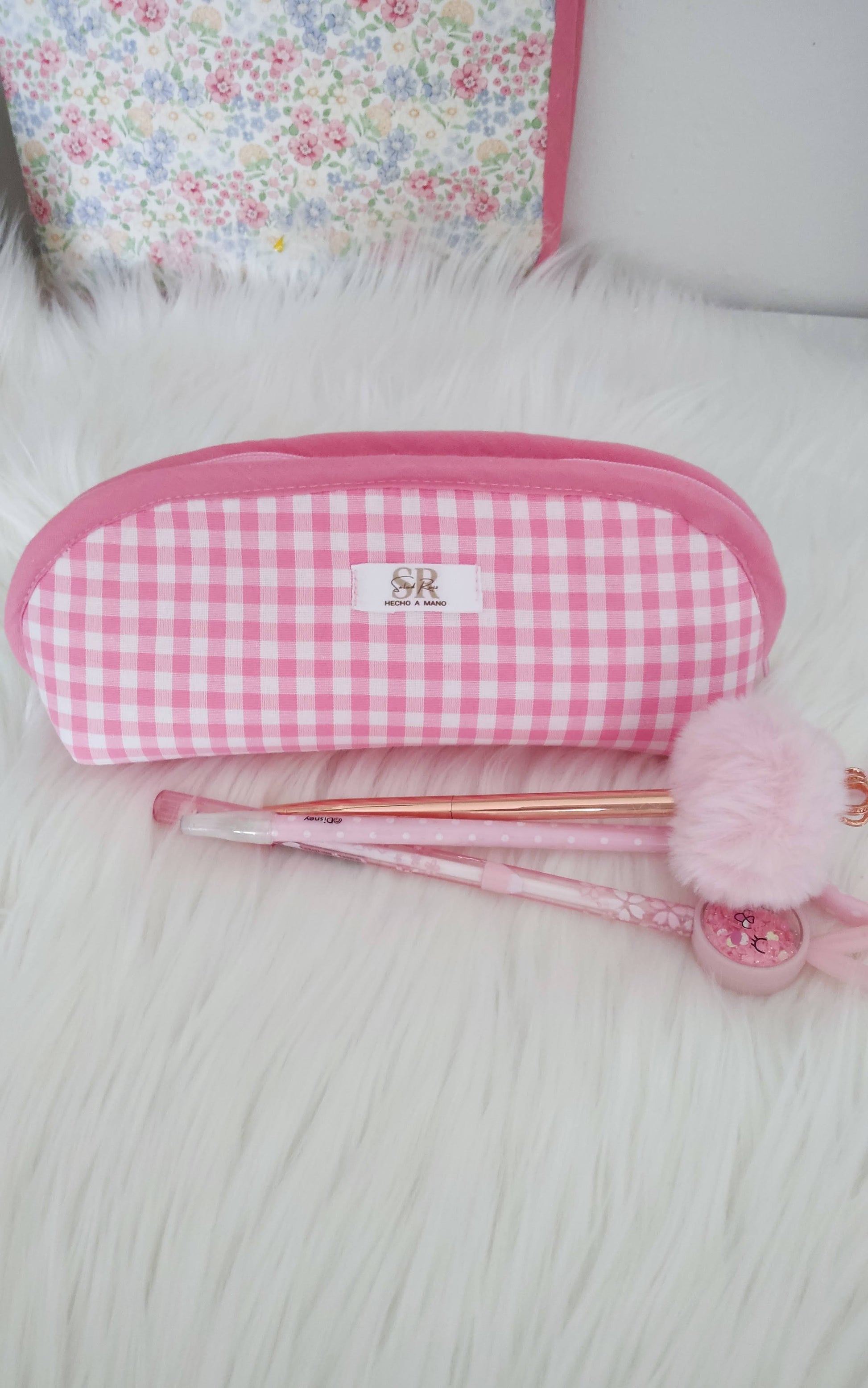 Estuche alargado Vichy rosa con brochas de maquillaje de colores, ideal como neceser de pinceles.